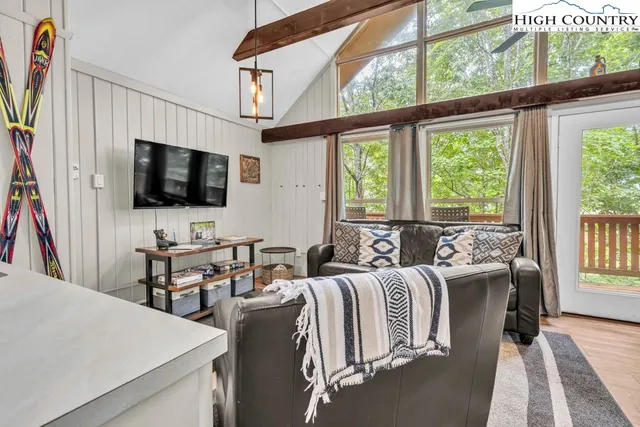 $229,000 | 102 Skiview Lane, Unit 5, Beech Mountain, NC 28604