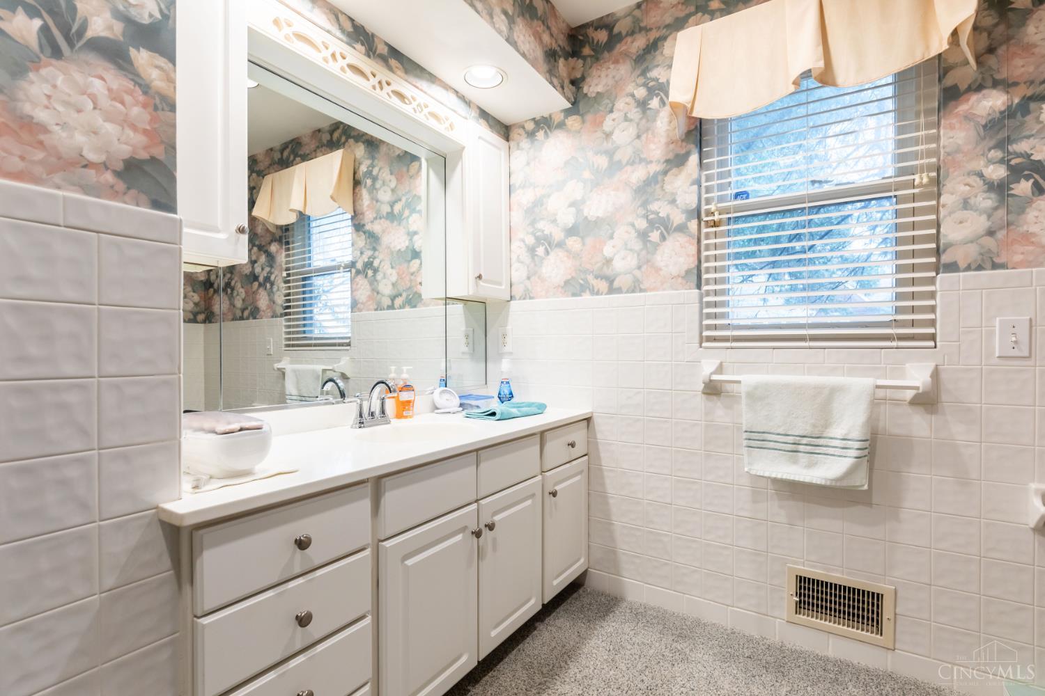 3120 Compton Road Cincinnati, OH 45251 - Photo 18 of 31