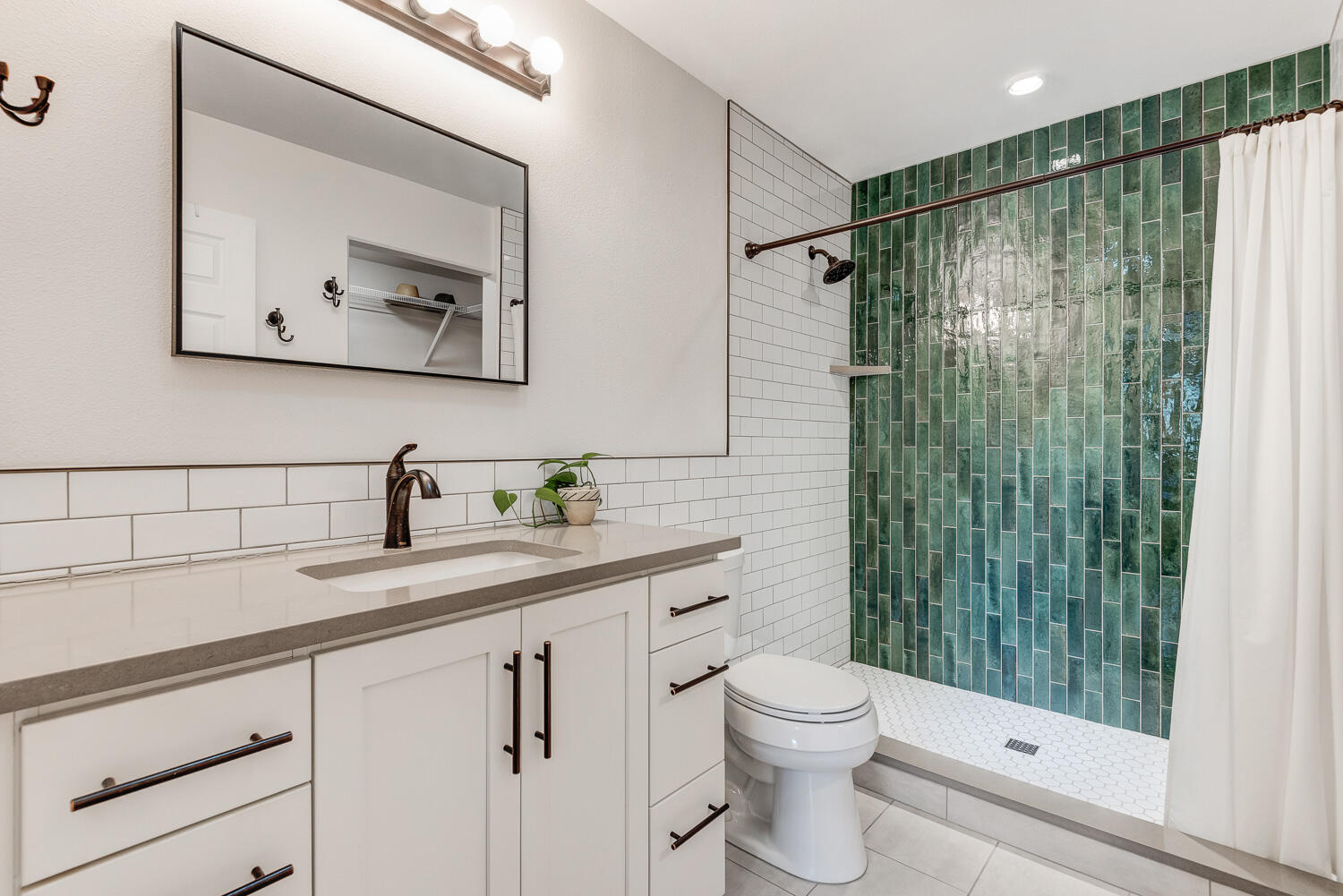 63406 Vogt Road Bend, OR 97701 - Photo 13 of 27 Primary bathroom