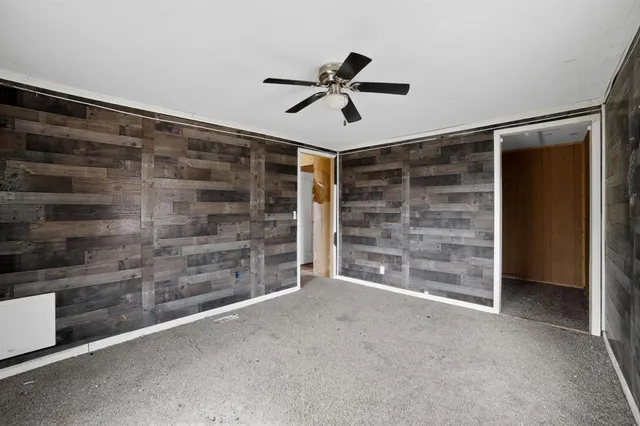 a view of empty room with a ceiling fan