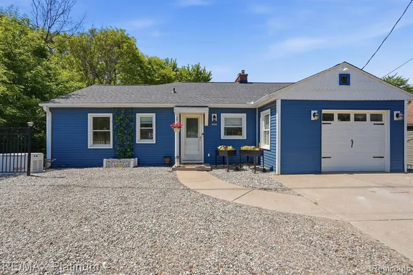 $599,999 | 1612 South Hughes Road, Brighton, MI 48114