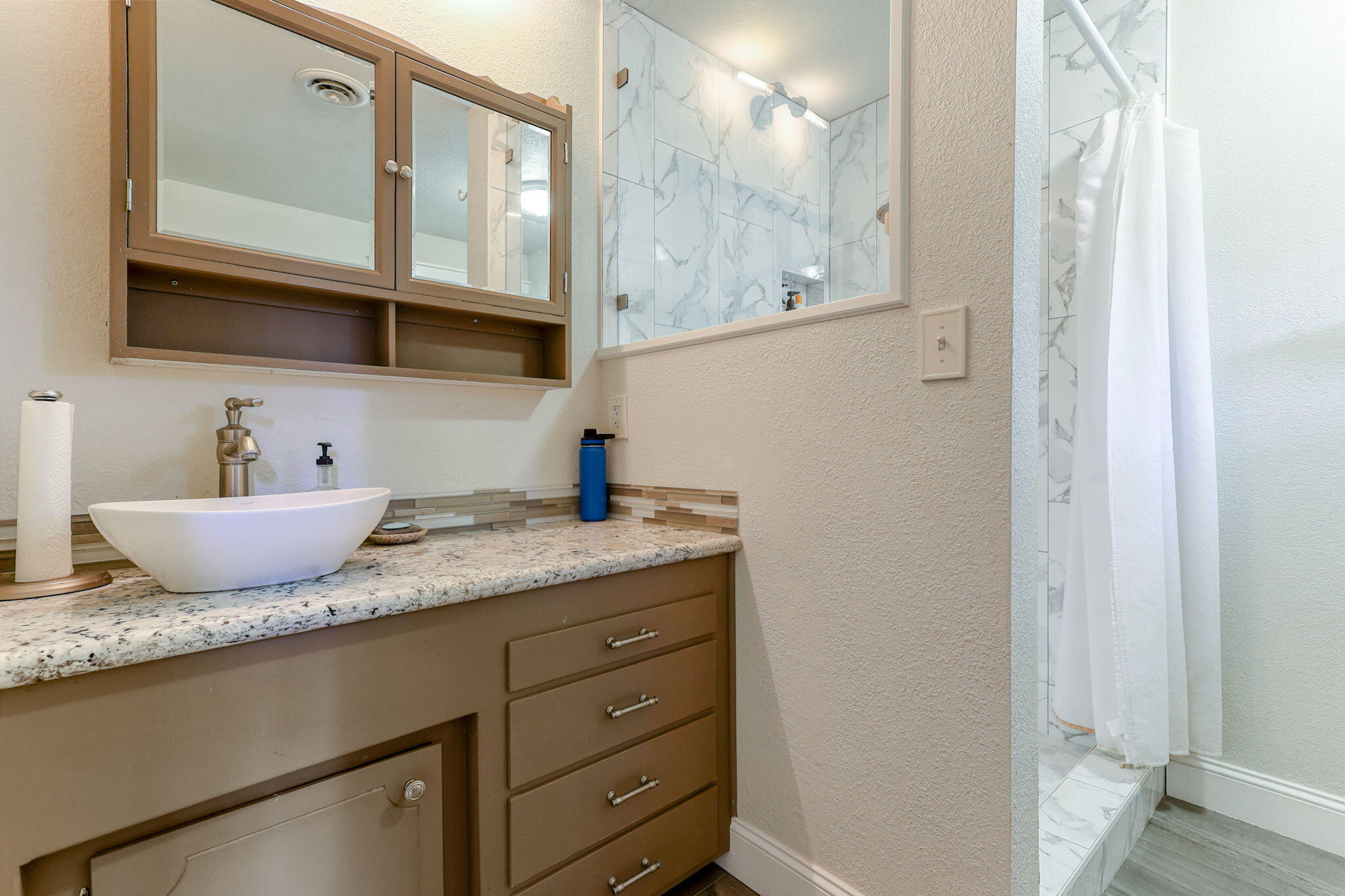 7077 Riata Drive Redding, CA 96002 - Photo 30 of 81 Primary bath