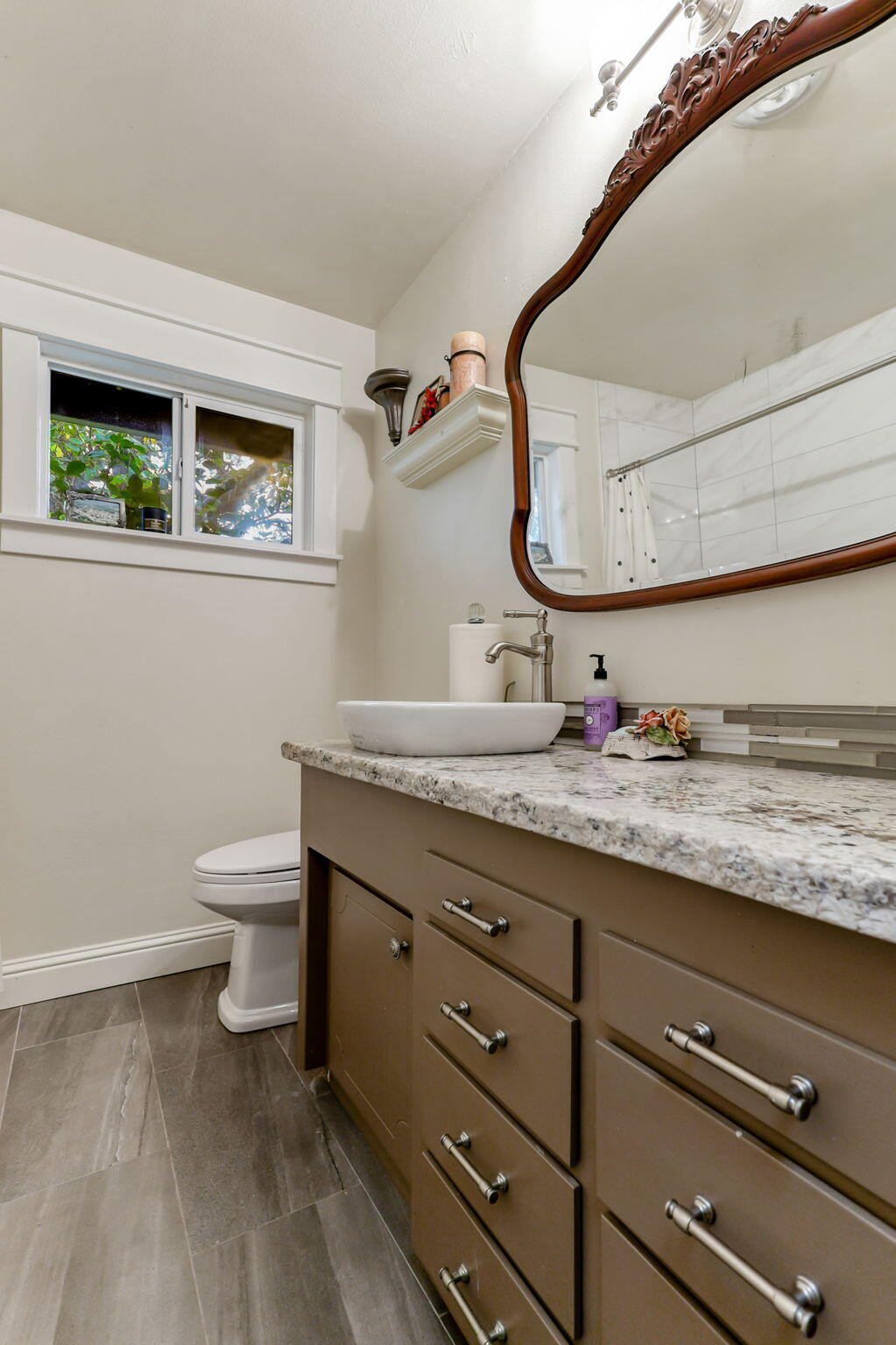 7077 Riata Drive Redding, CA 96002 - Photo 36 of 81 Hall Bath