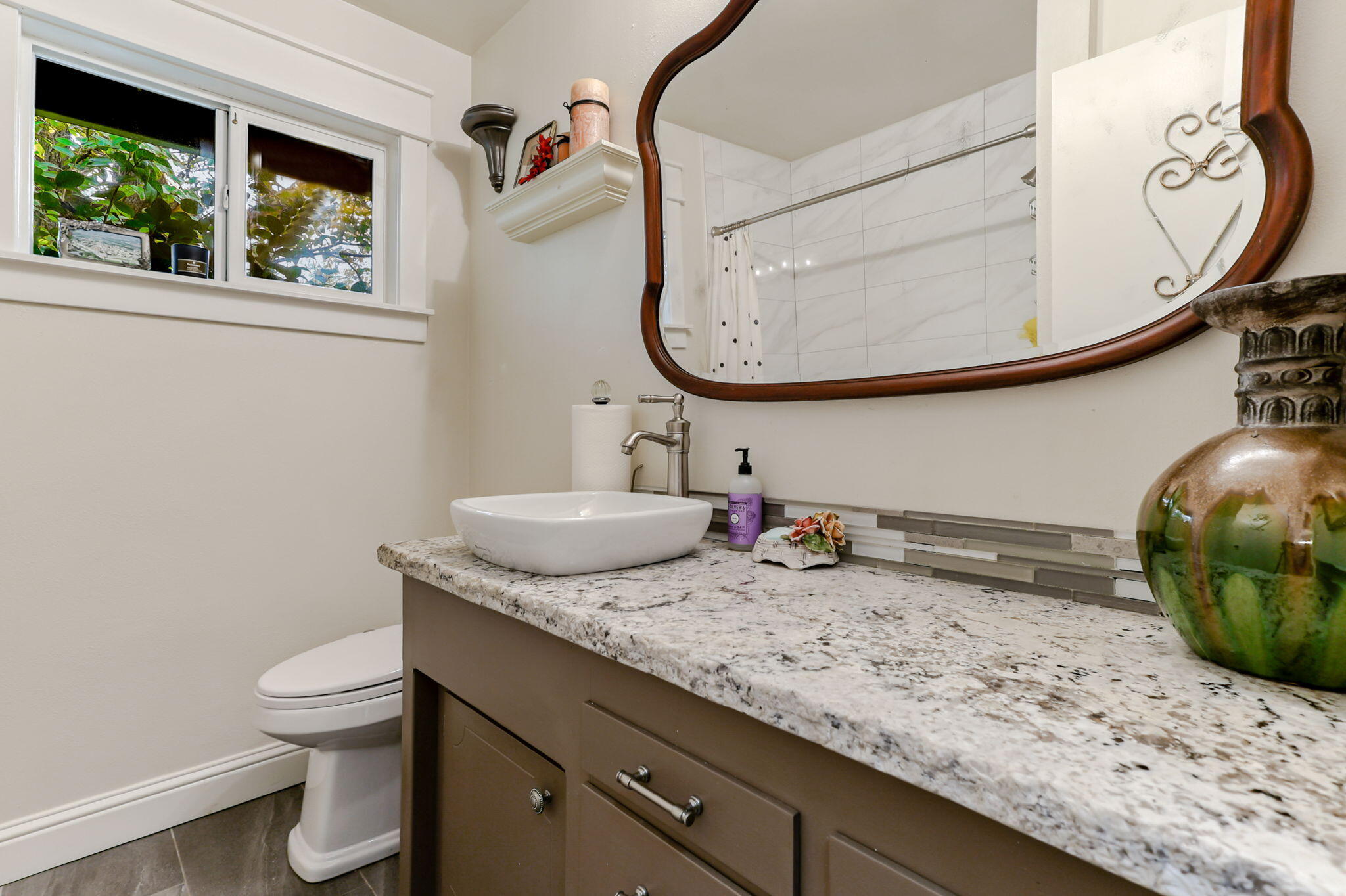 7077 Riata Drive Redding, CA 96002 - Photo 37 of 81 Hall bath