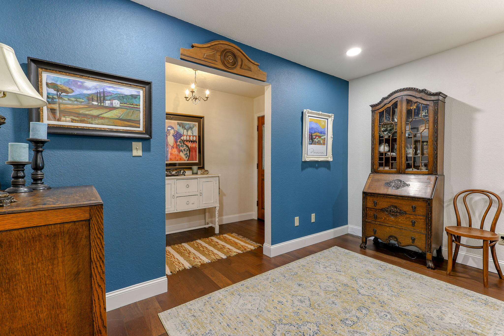 7077 Riata Drive Redding, CA 96002 - Photo 4 of 81 Living room
