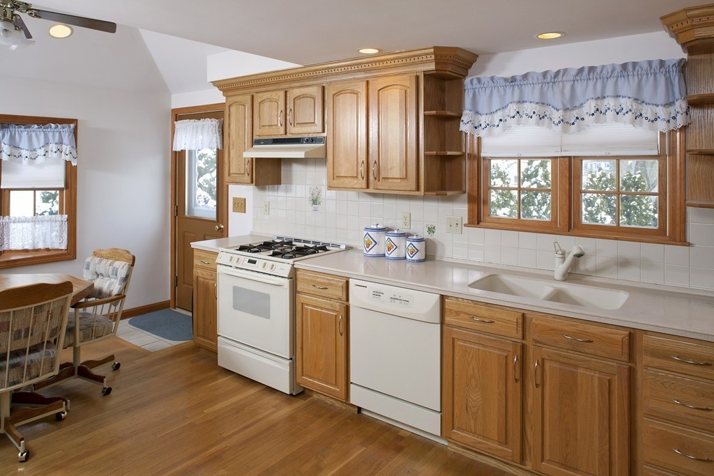 152 Clinton Road Weymouth, MA 02189 - Photo 3 of 17 Gallery Image 3