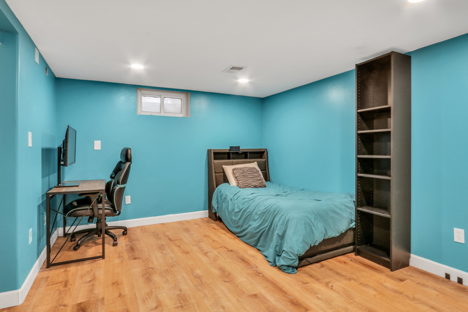 358 Rye Road Mundelein, IL 60060 - Photo 24 of 38 a room with furniture and a window