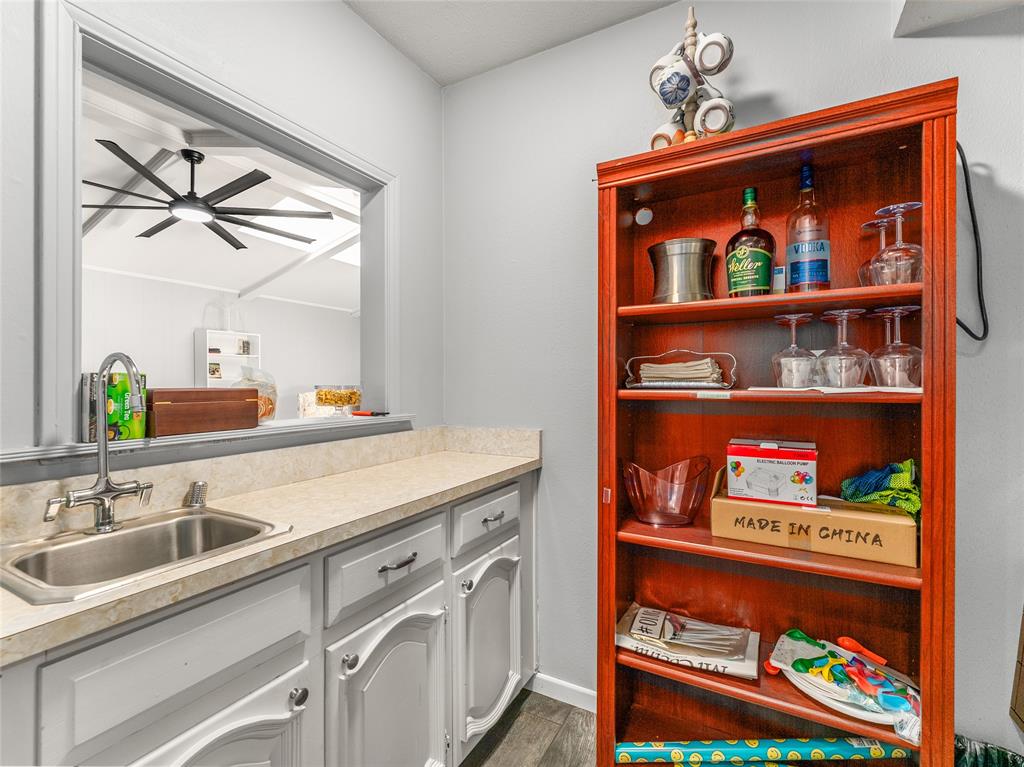 4446 Thunder Road Dallas, TX 75244 - Photo 17 of 39 Wet Bar