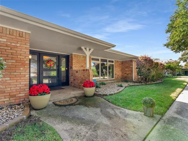 a view of a backyard of the house