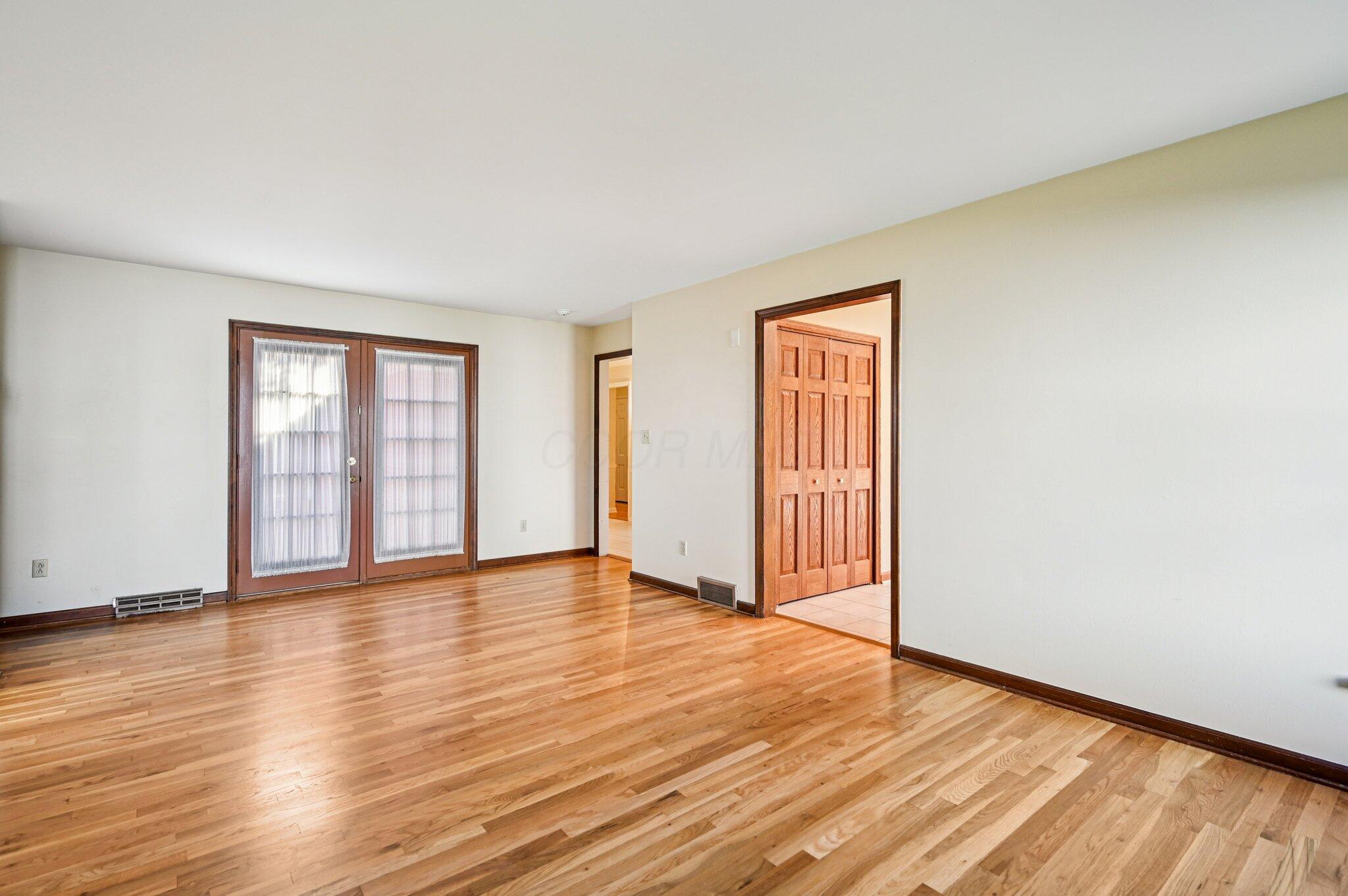3701 Reed Road Columbus, OH 43220 - Photo 9 of 22 Family room