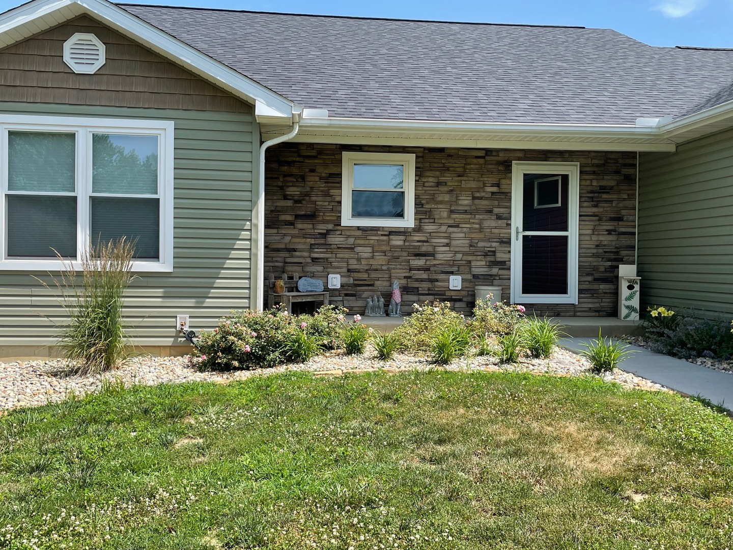 125 Old Bloomfield Road Vienna, IL 62995 - Photo 1 of 53 a front view of a house with a yard
