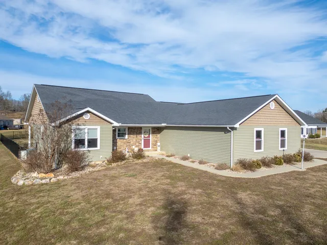 a view of house with a yard