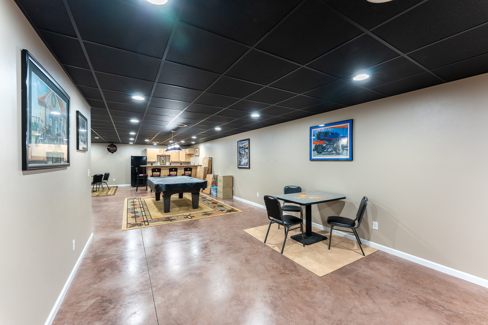 125 Old Bloomfield Road Vienna, IL 62995 - Photo 33 of 53 a view of a work space with furniture and a potted plant