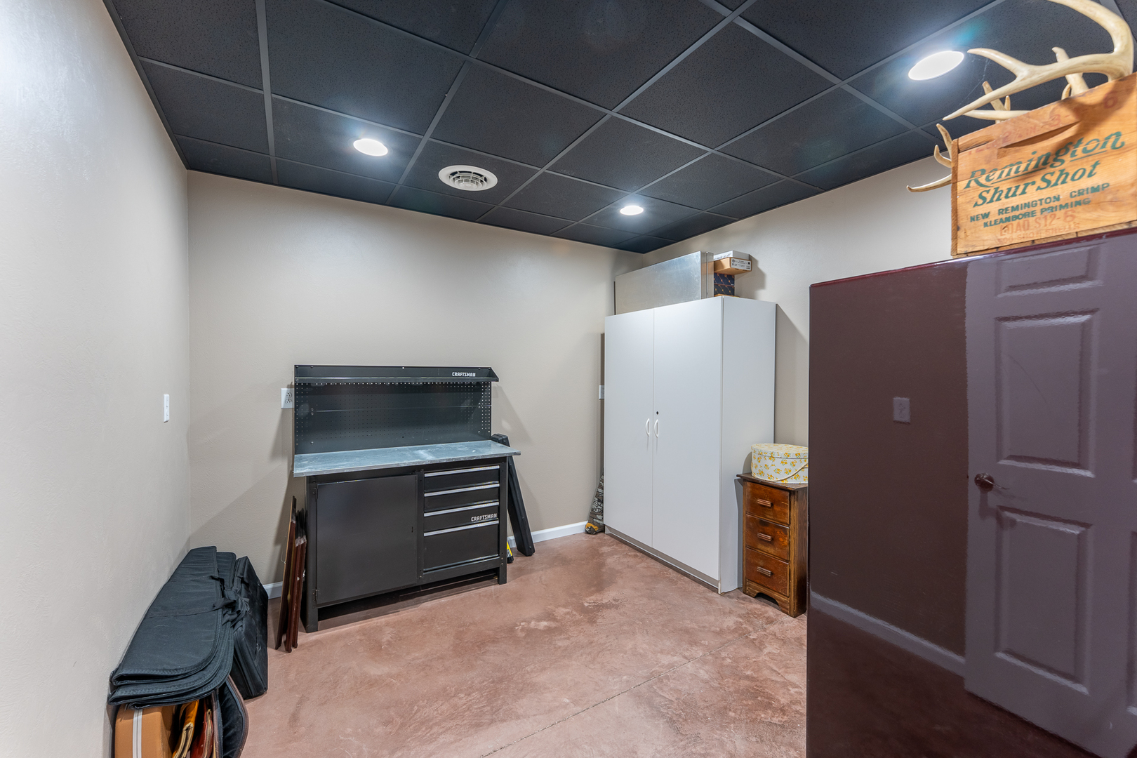125 Old Bloomfield Road Vienna, IL 62995 - Photo 38 of 53 a view of room with refrigerator and workspace
