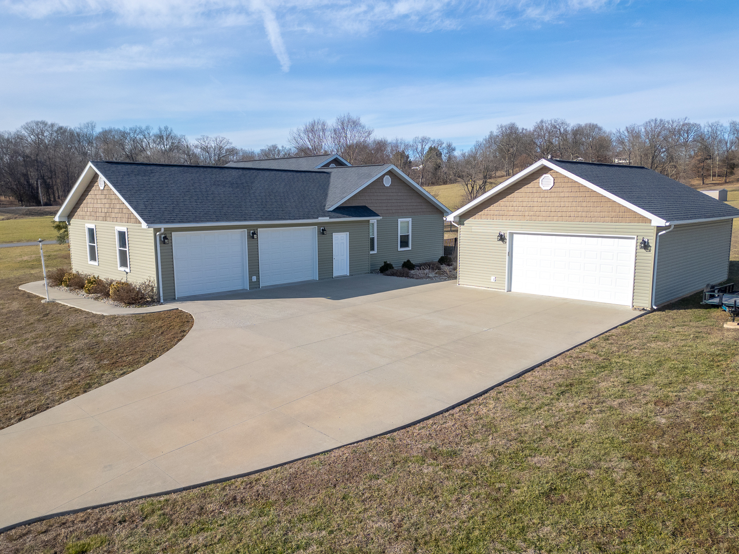 125 Old Bloomfield Road Vienna, IL 62995 - Photo 46 of 53 front view of a house with a yard