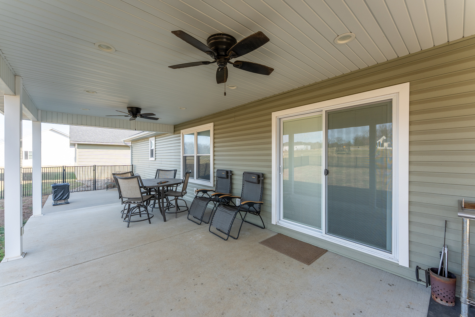125 Old Bloomfield Road Vienna, IL 62995 - Photo 49 of 53 a view of a livingroom with furniture and a ceiling fan