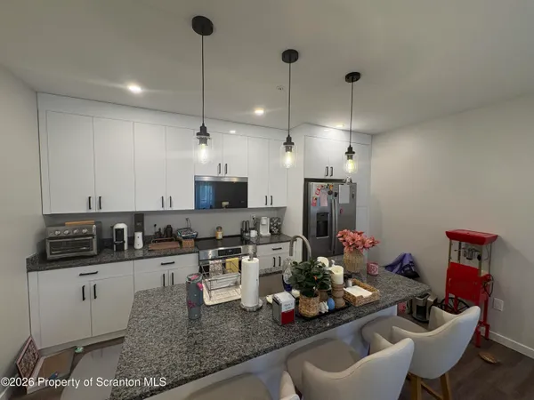 $2,100 | 633 Main Street, Unit 205, Dickson City, PA 18519