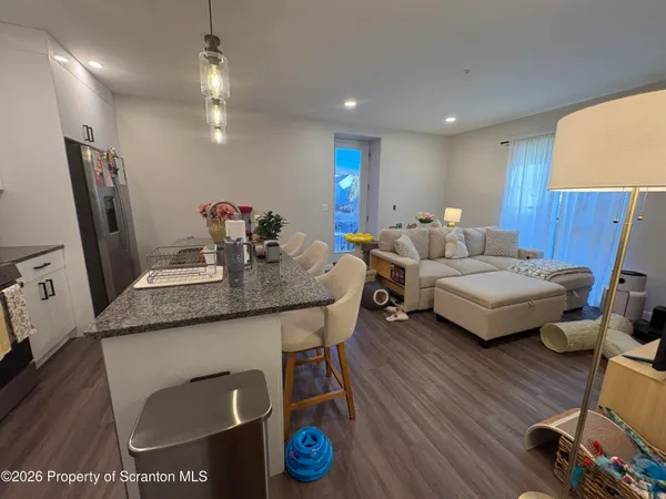 $2,100 | 633 Main Street, Unit 205, Dickson City, PA 18519