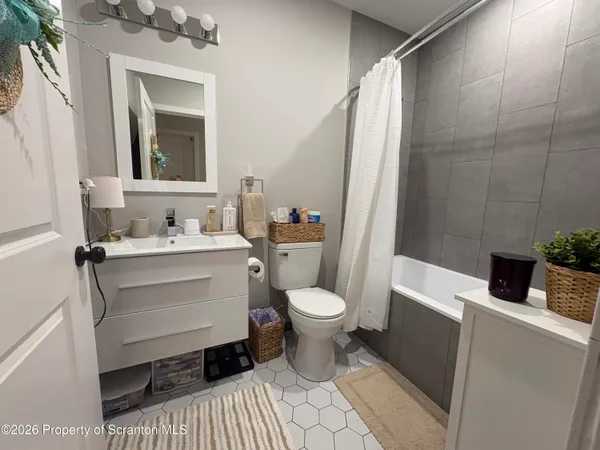 $2,100 | 633 Main Street, Unit 205, Dickson City, PA 18519