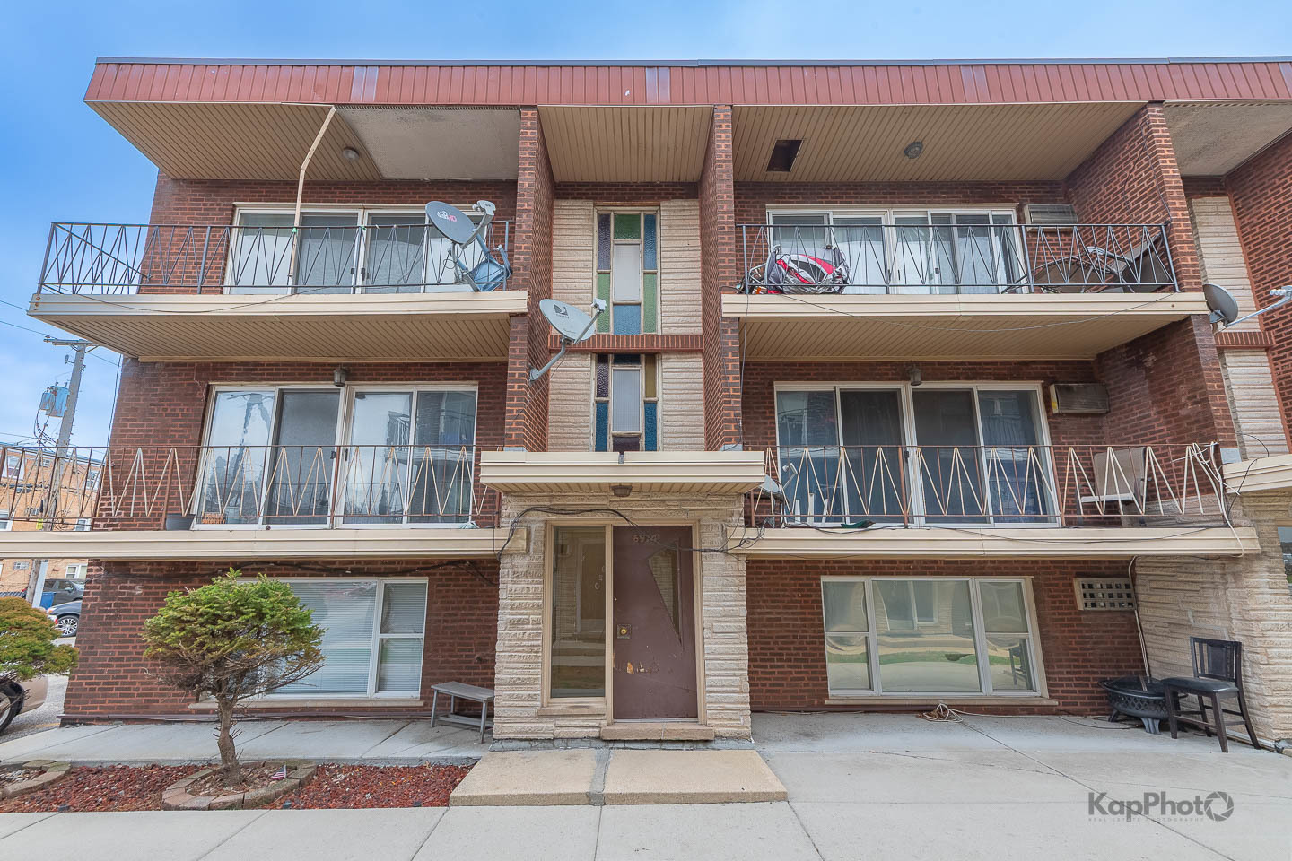 6914 West 65th Street, Unit 7 Chicago, IL 60638 - Photo 1 of 28 a front view of a building