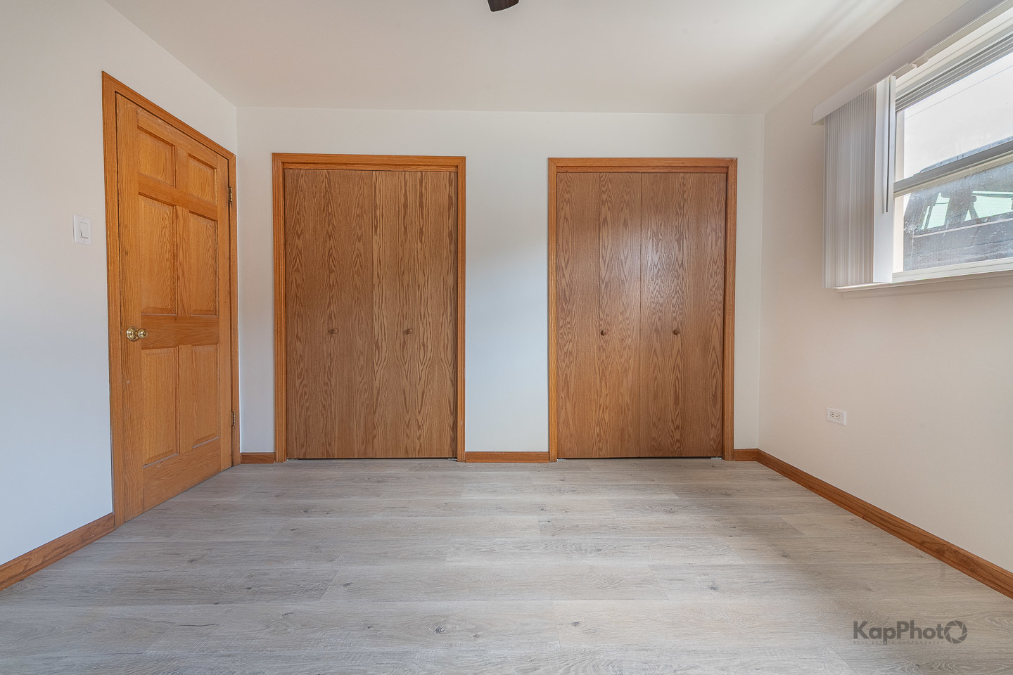 6914 West 65th Street, Unit 7 Chicago, IL 60638 - Photo 19 of 28 a view of an empty room with wooden floor and a window