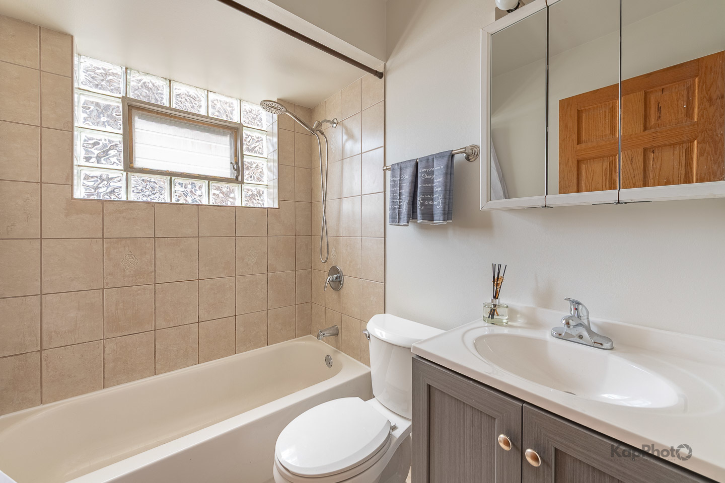 6914 West 65th Street, Unit 7 Chicago, IL 60638 - Photo 23 of 28 a bathroom with a sink a toilet and bathtub