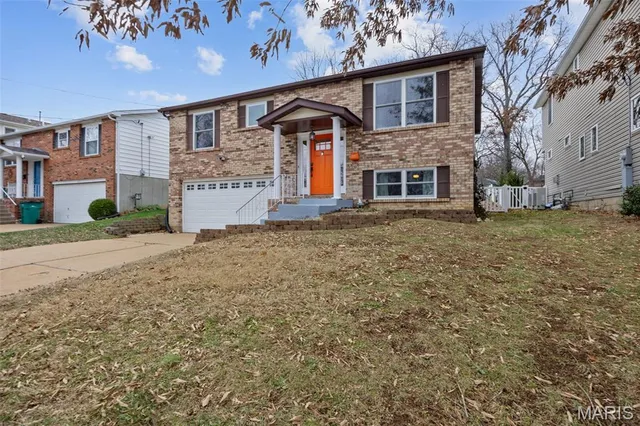 $360,000 | 330 Oak Tree Drive, Webster Groves, MO 63119