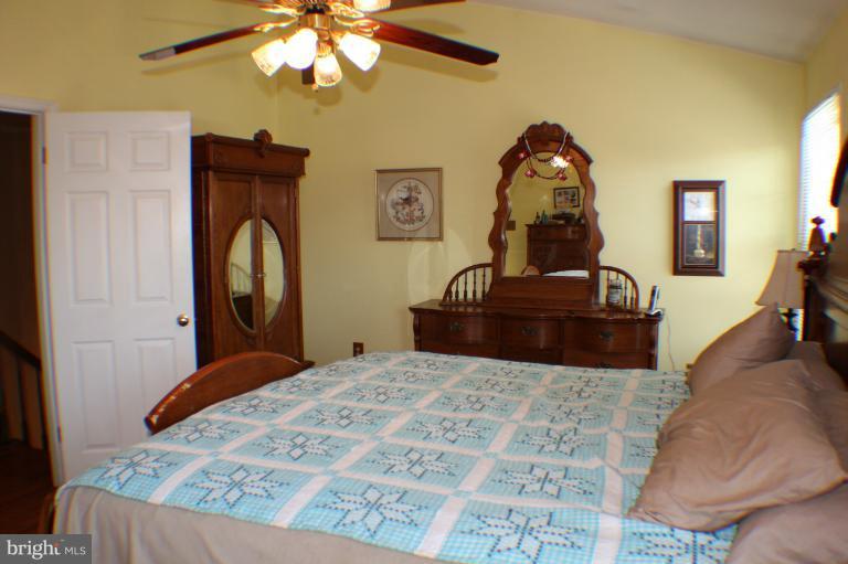 8023 Rocky Run Road Gainesville, VA 20155 - Photo 20 of 30 MBR with vaulted ceiling and hardwood floor