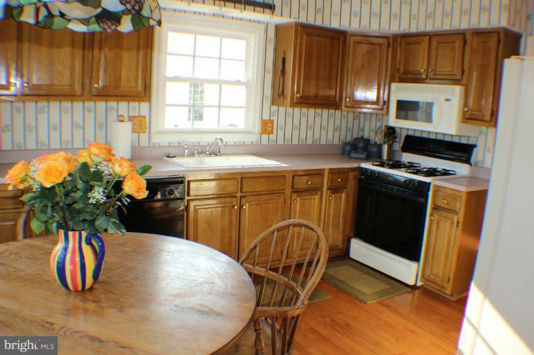 8023 Rocky Run Road Gainesville, VA 20155 - Photo 25 of 30 Bright and Light Kitchen