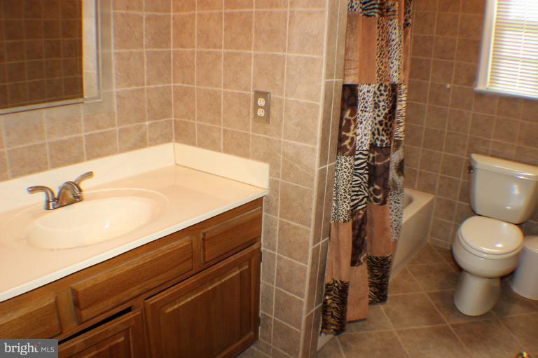 8023 Rocky Run Road Gainesville, VA 20155 - Photo 8 of 30 Upper hall bath with custom tile walls and floor