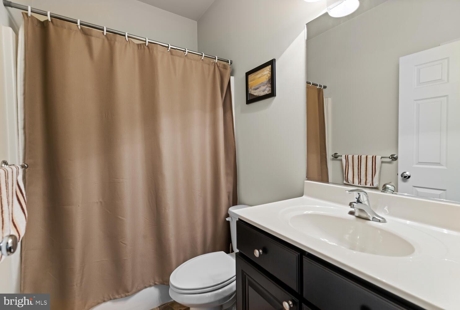 6686 Kelly Road Warrenton, VA 20187 - Photo 24 of 37 Upper hall full bath
