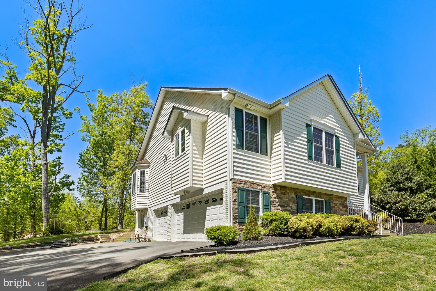 6686 Kelly Road Warrenton, VA 20187 - Photo 4 of 37 3 car side load garage!