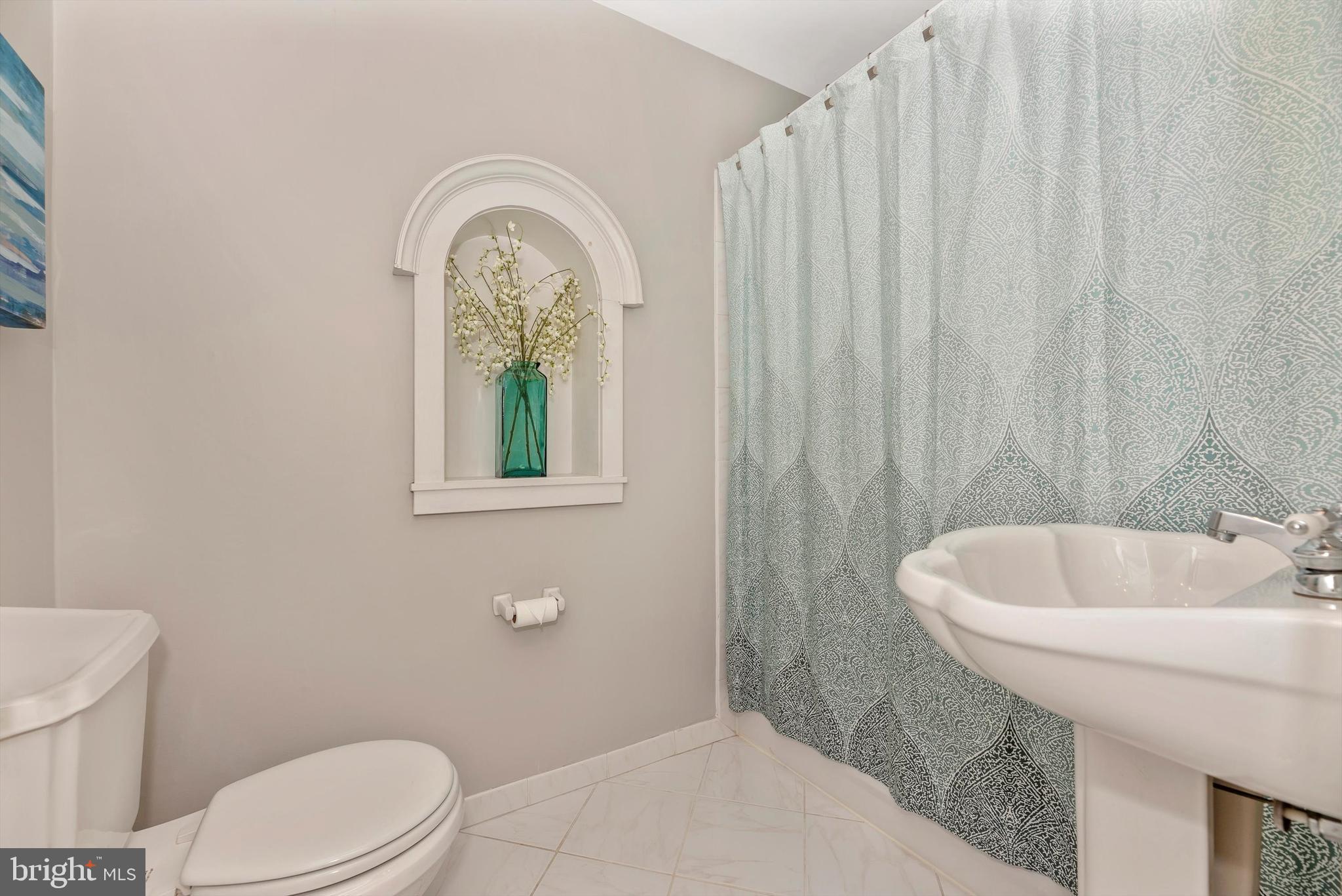 19121 Windsor Forest Road Mount Airy, MD 21771 - Photo 34 of 77 Hall bath
