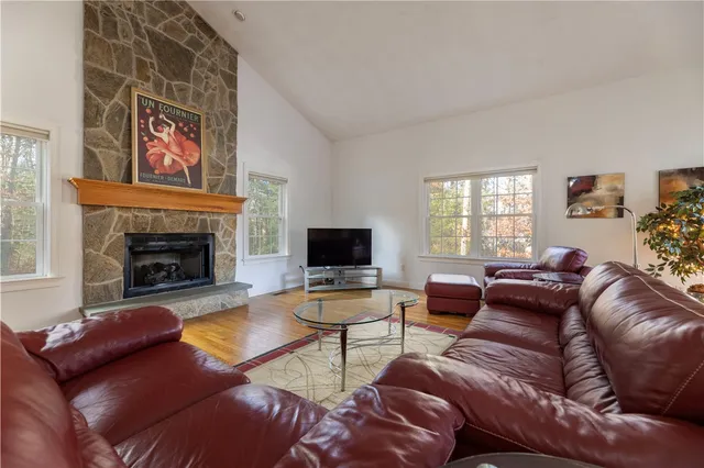 $949,900 | 47 Wooded Grove Circle, South Kingstown, RI 02892