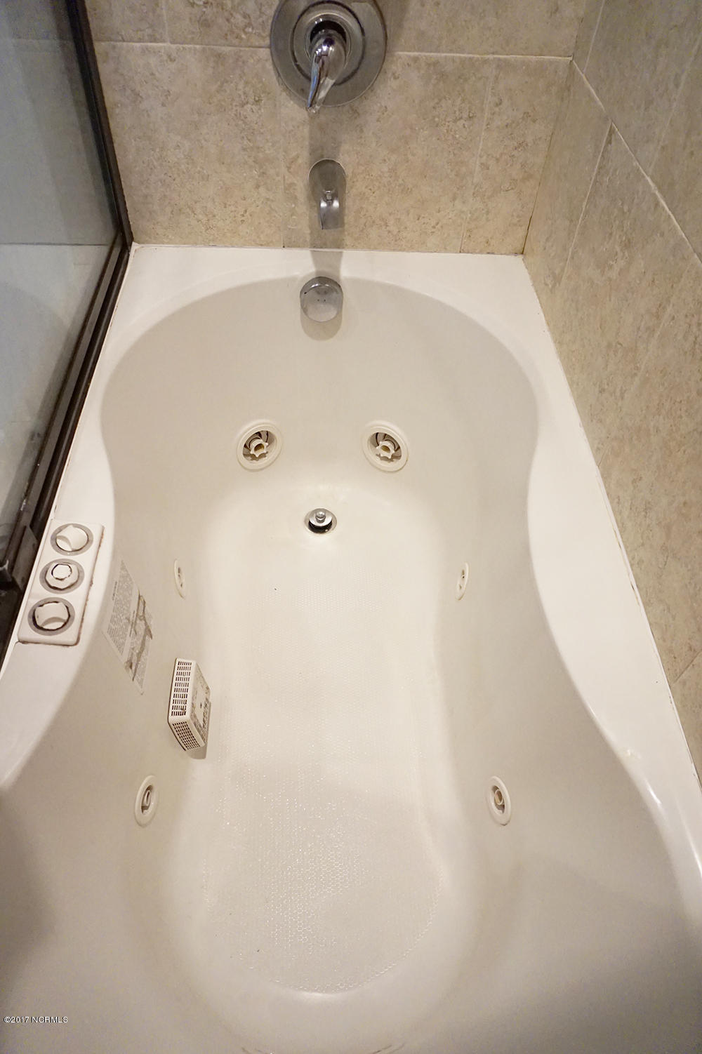 204 Beawood Road Wilmington, NC 28411 - Photo 13 of 29 13-hall_bath_tub_detail