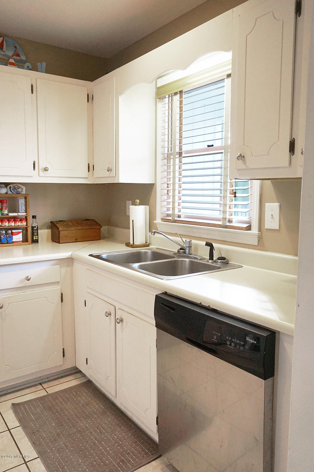 204 Beawood Road Wilmington, NC 28411 - Photo 9 of 29 9-kitchen_from_front_door