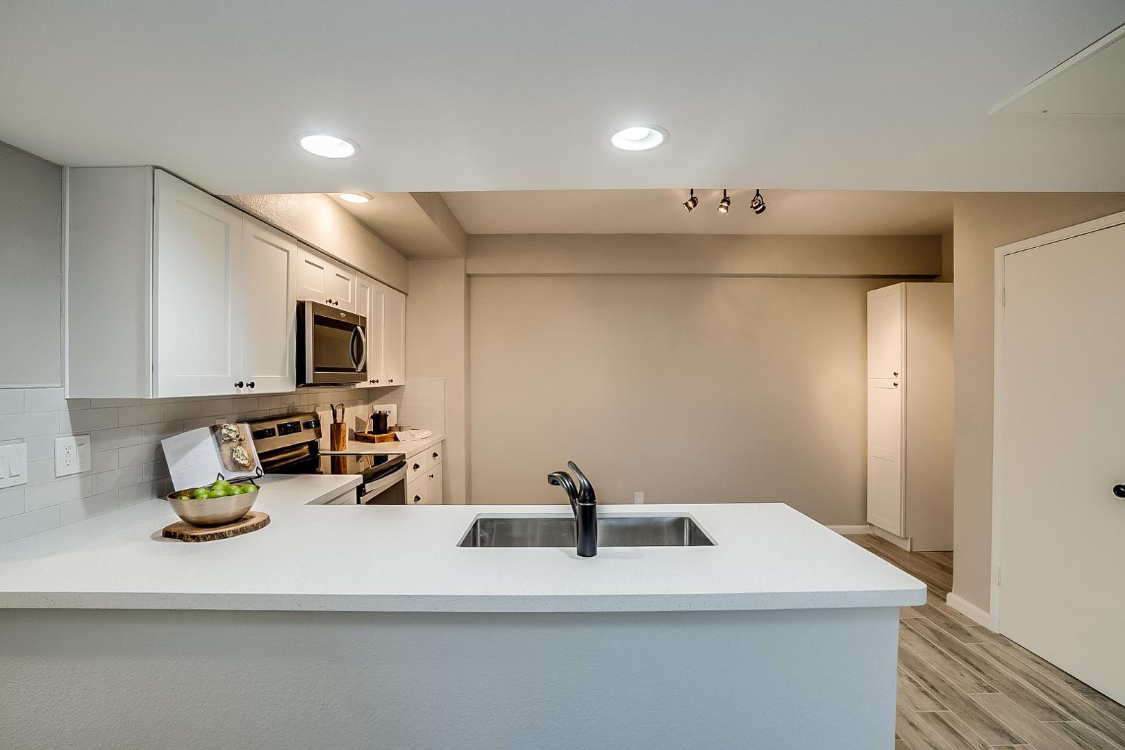 351 East Thomas Road, Unit D201 Phoenix, AZ 85012 - Photo 19 of 38 Photo #20