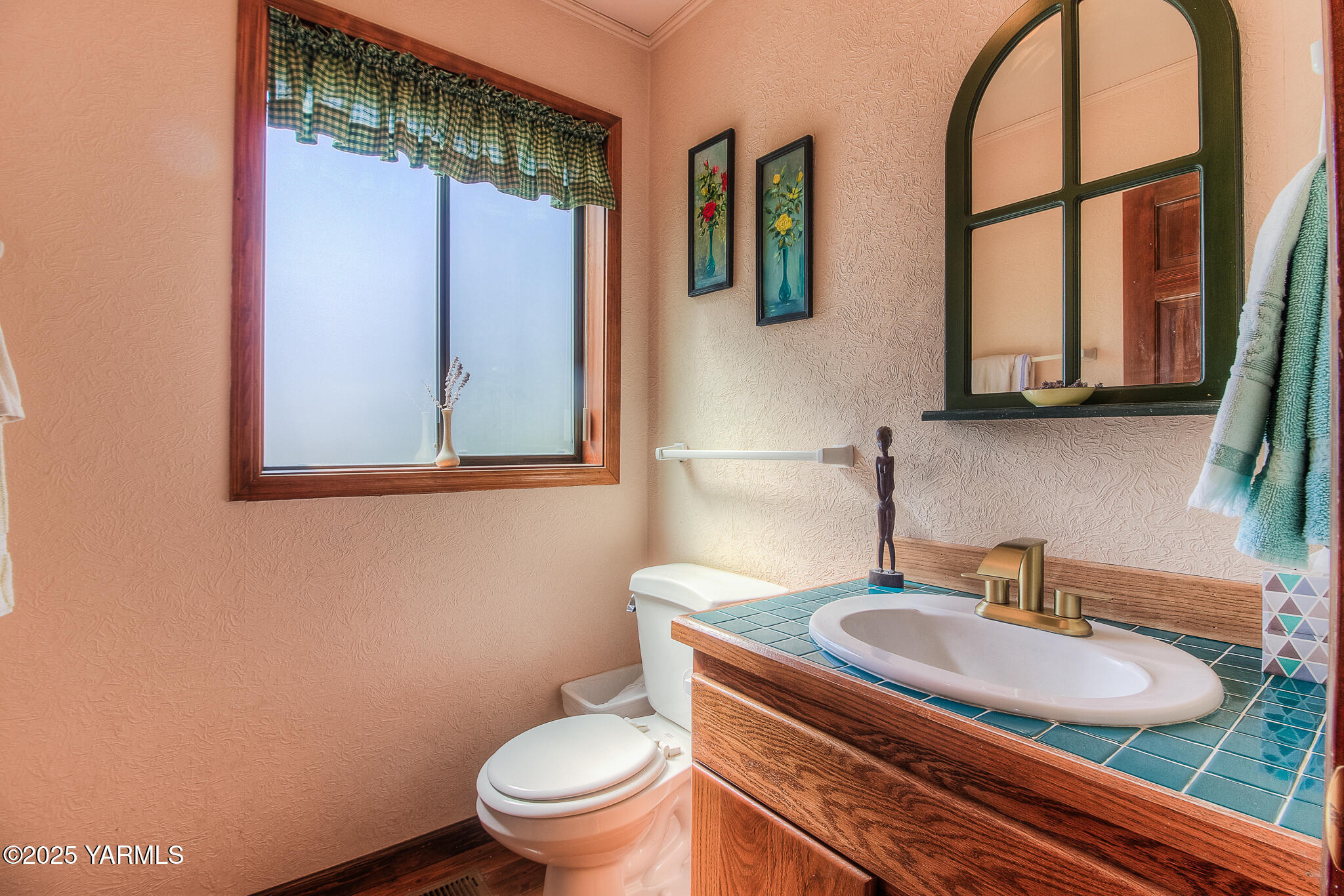 541 Basalt Springs Way Yakima, WA 98908 - Photo 24 of 51 a bathroom with a toilet sink and mirror