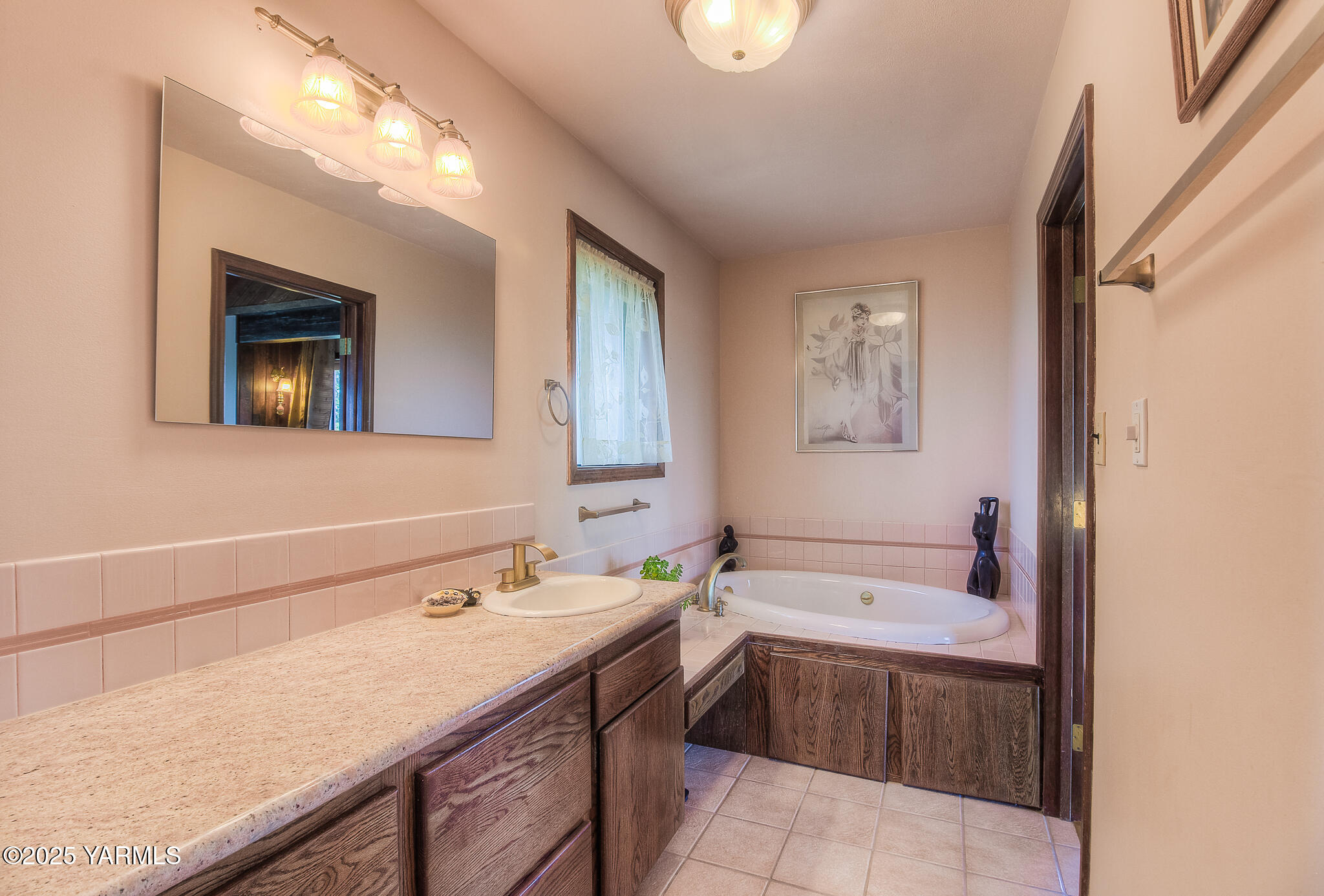 541 Basalt Springs Way Yakima, WA 98908 - Photo 29 of 51 a bathroom with a tub sink and mirror