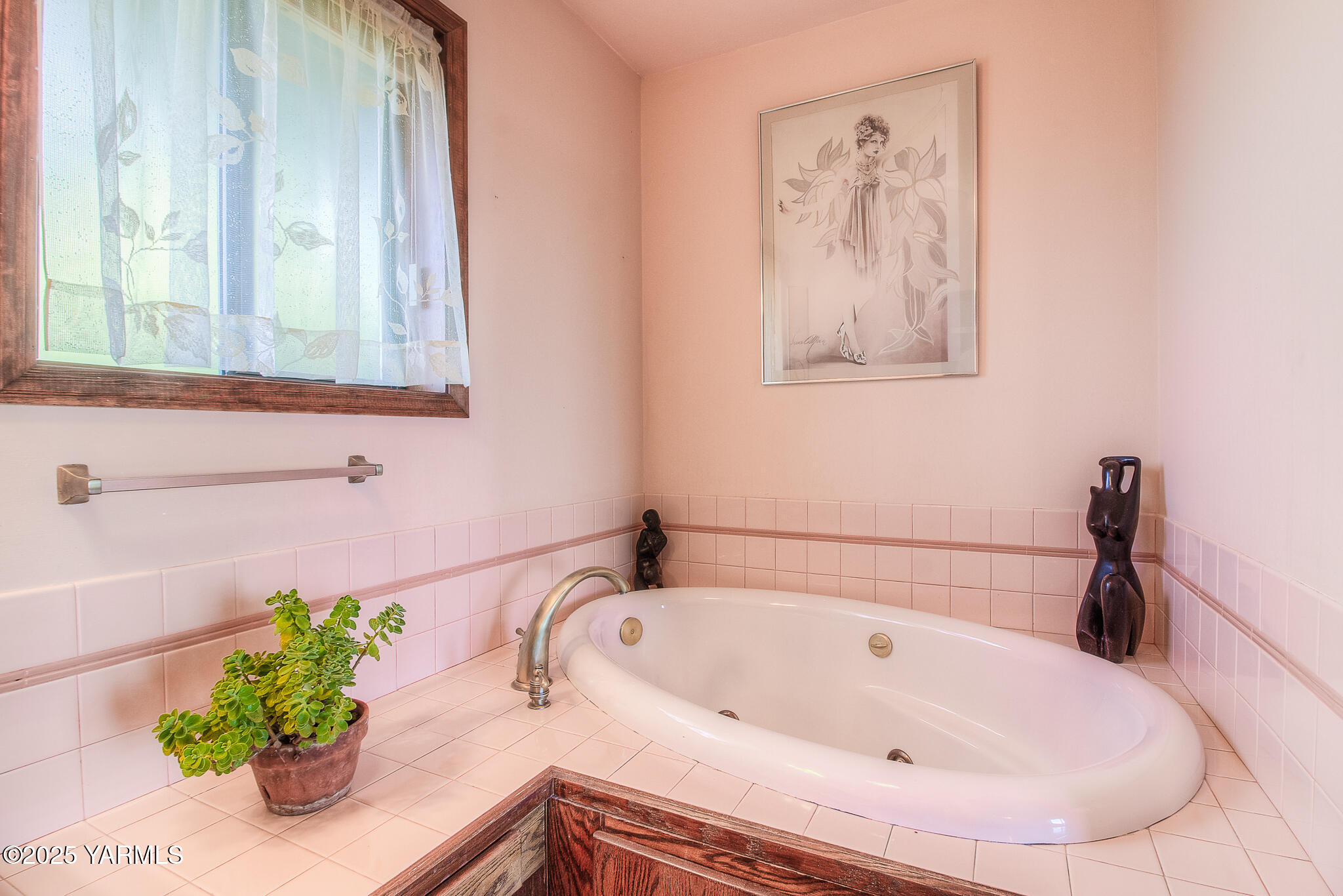 541 Basalt Springs Way Yakima, WA 98908 - Photo 30 of 51 a bathroom with a bathtub and a shower