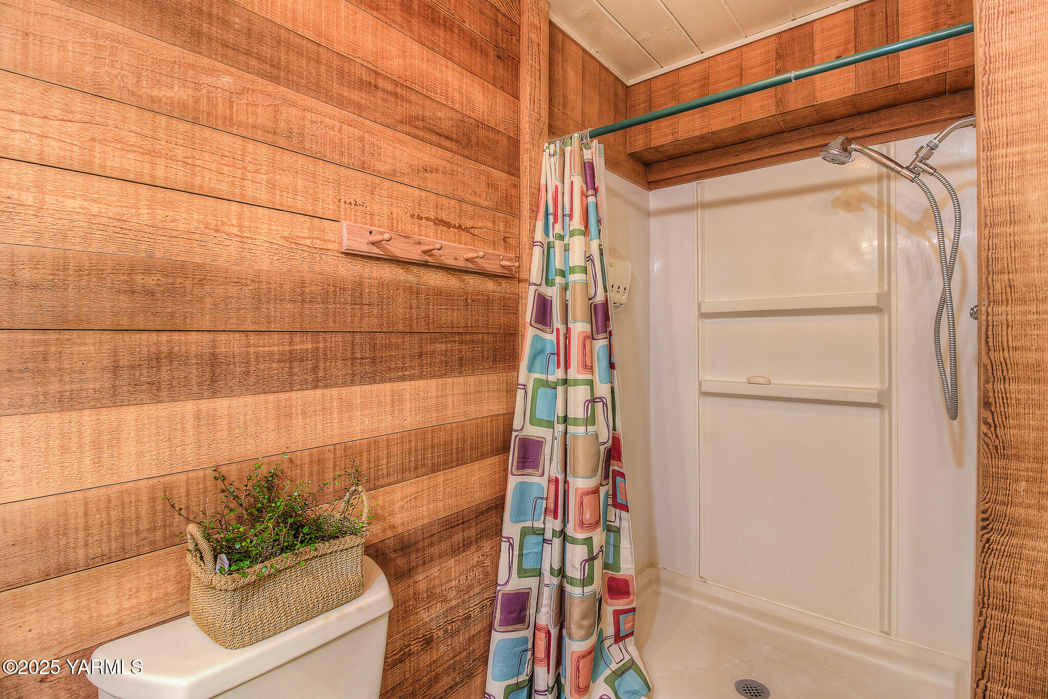 541 Basalt Springs Way Yakima, WA 98908 - Photo 36 of 51 a view of a bathroom with a shower and a tub