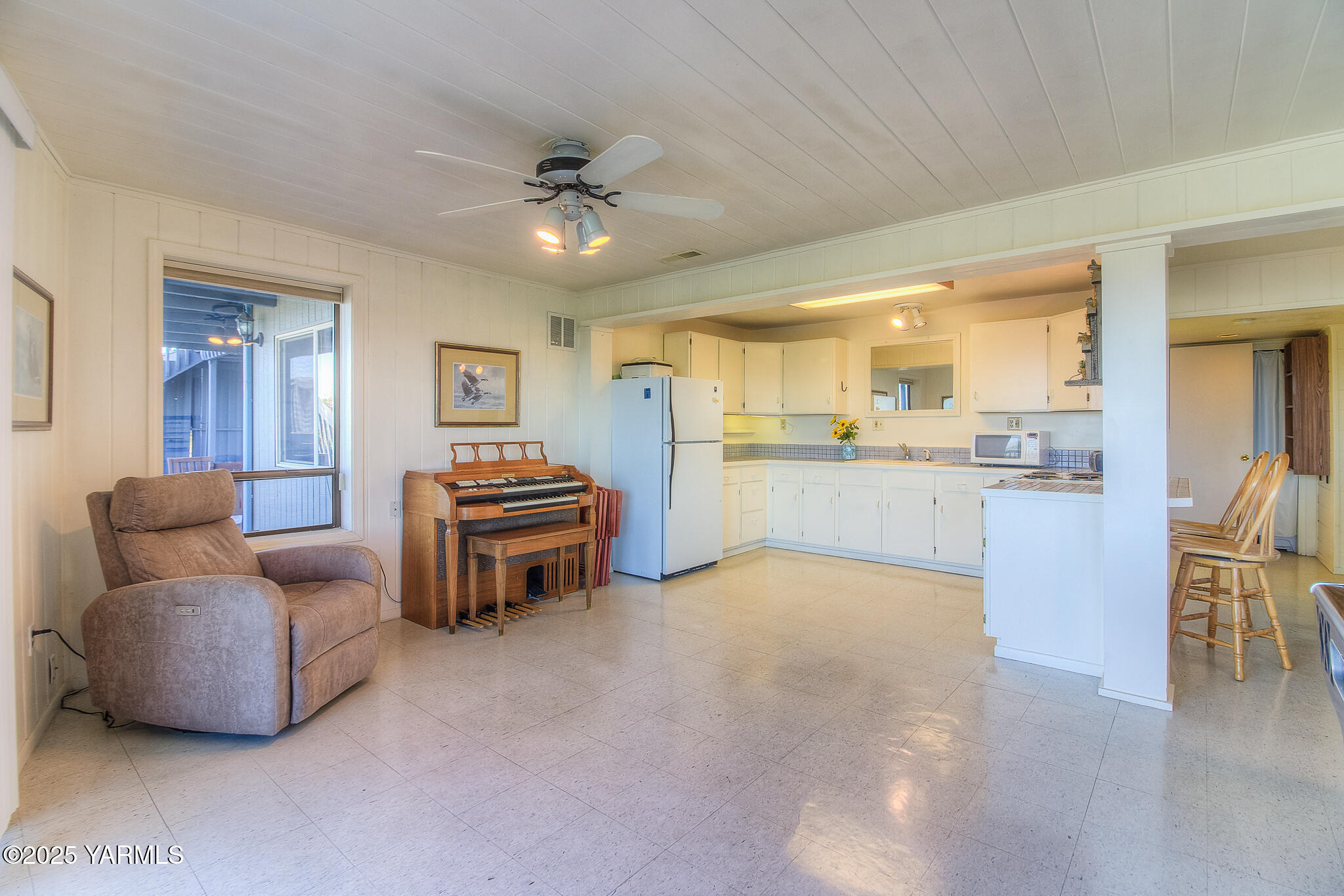 541 Basalt Springs Way Yakima, WA 98908 - Photo 39 of 51 a living room with furniture and kitchen view