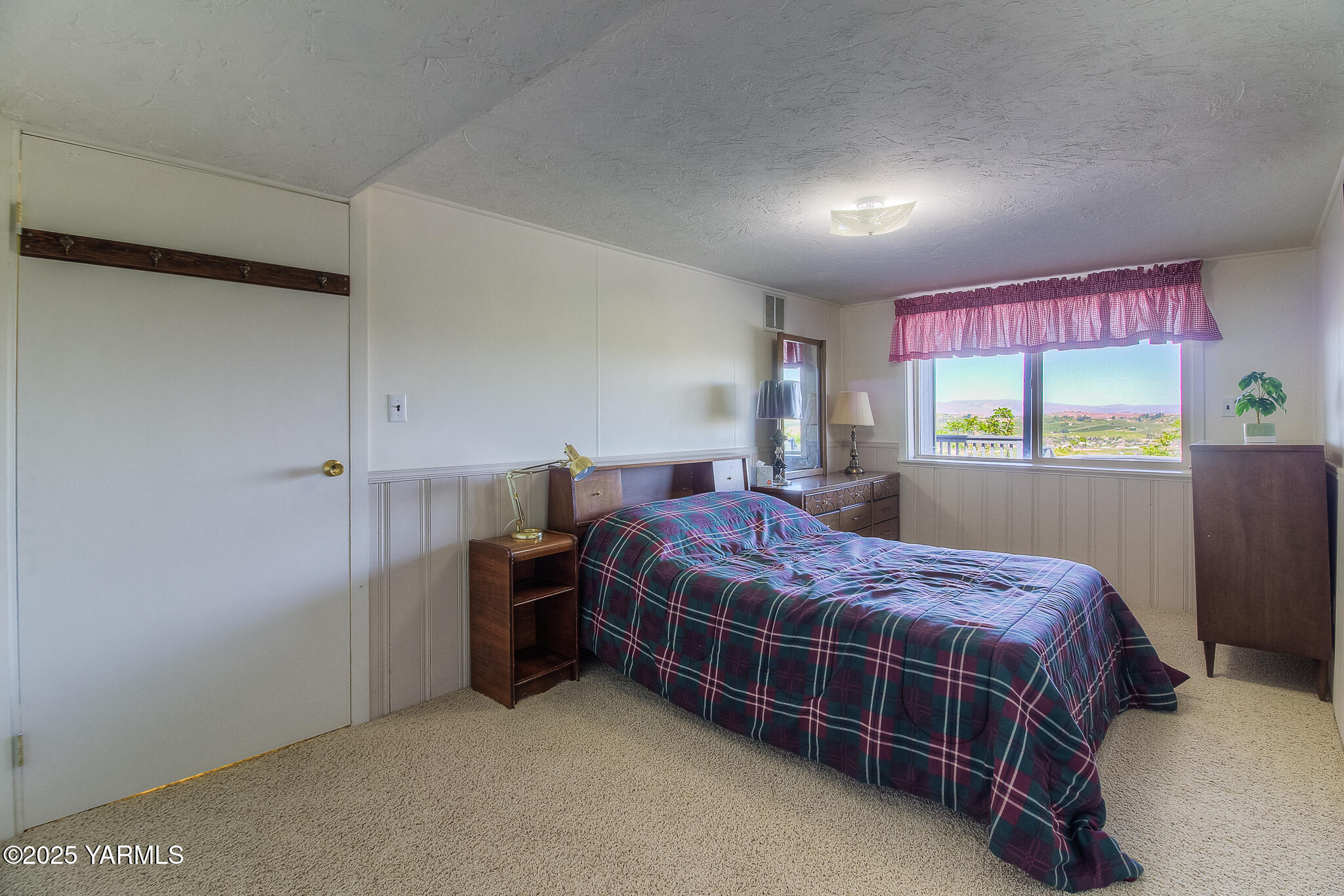 541 Basalt Springs Way Yakima, WA 98908 - Photo 42 of 51 a bedroom with a bed and a window