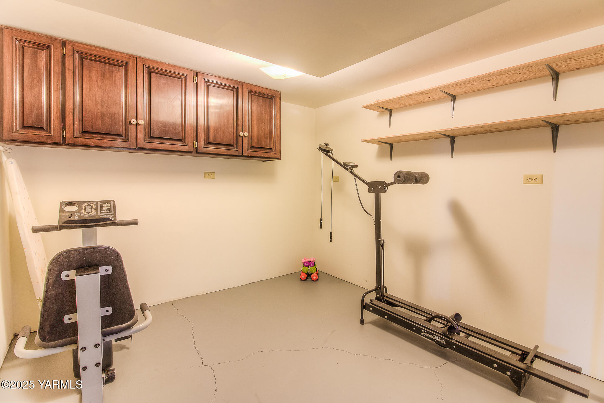 541 Basalt Springs Way Yakima, WA 98908 - Photo 43 of 51 a room with gym equipment