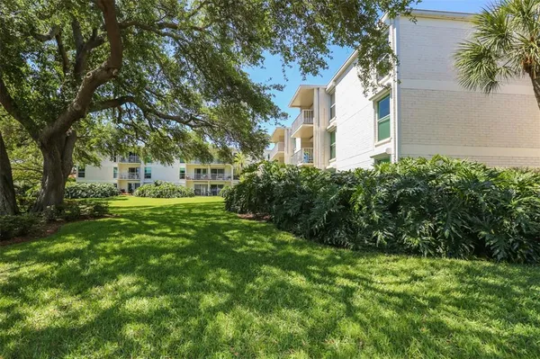 $2,300 | 3325 Bayshore Boulevard, Unit E34, Tampa, FL 33629