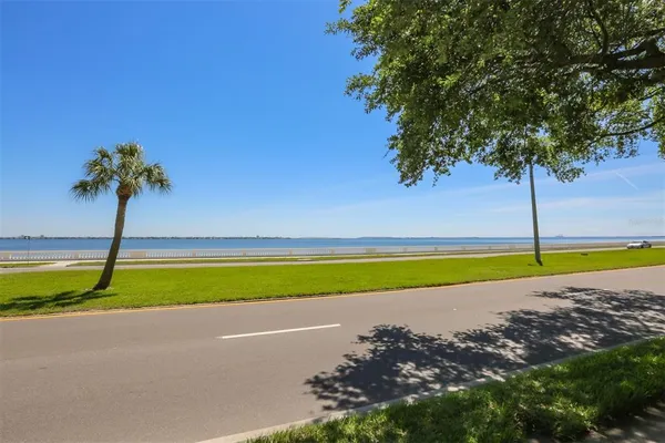 $2,300 | 3325 Bayshore Boulevard, Unit E34, Tampa, FL 33629
