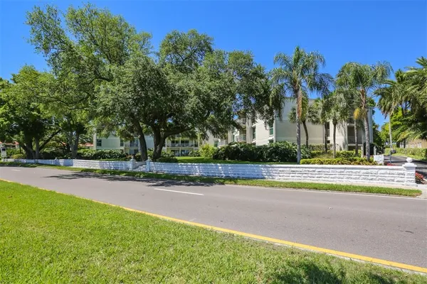 $2,300 | 3325 Bayshore Boulevard, Unit E34, Tampa, FL 33629