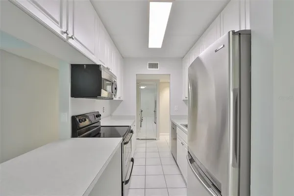$2,300 | 3325 Bayshore Boulevard, Unit E34, Tampa, FL 33629