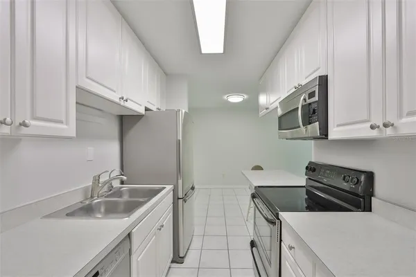 $2,300 | 3325 Bayshore Boulevard, Unit E34, Tampa, FL 33629