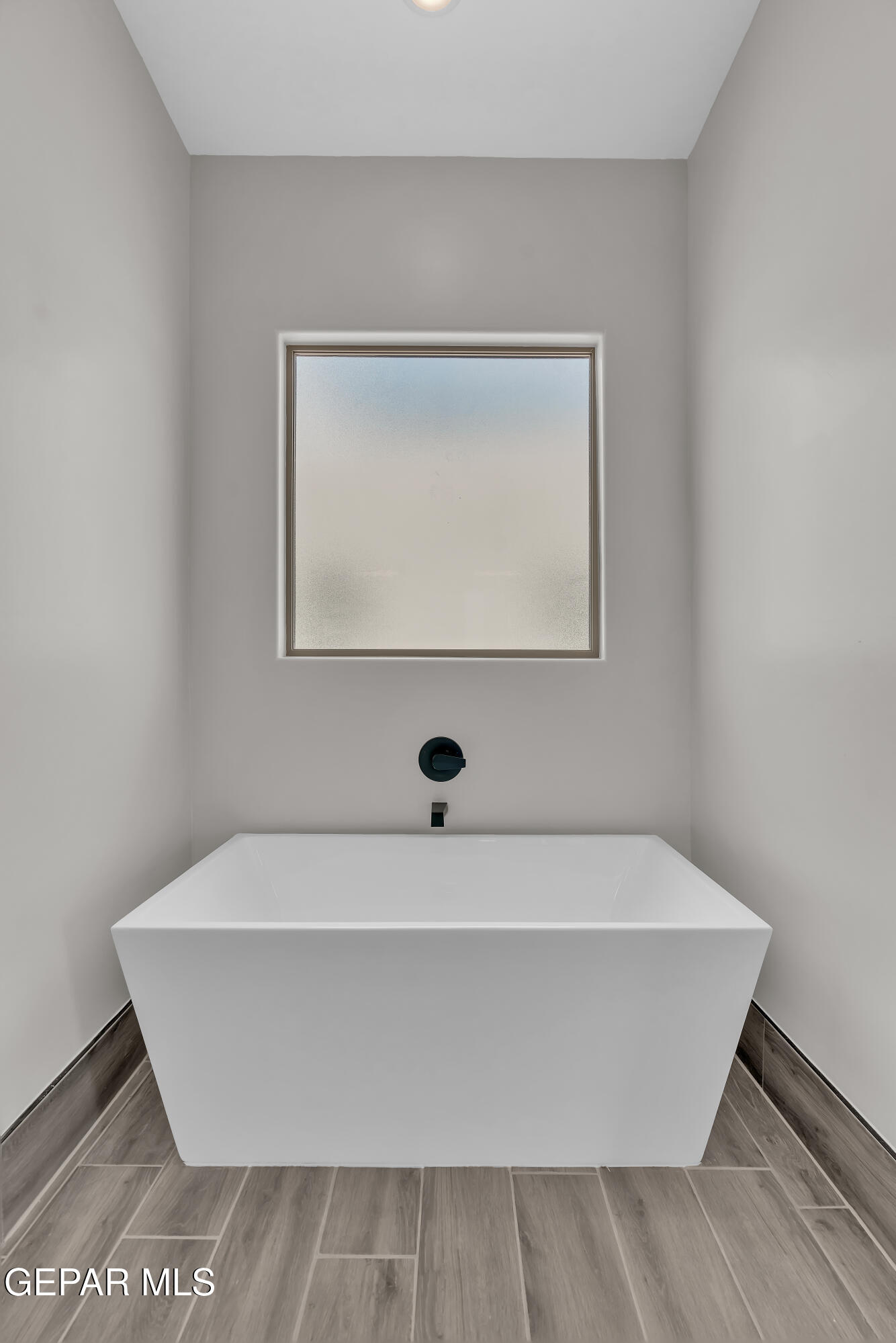 1849 War Path El Paso, TX 79911 - Photo 15 of 18 a white tub sitting in a bathroom